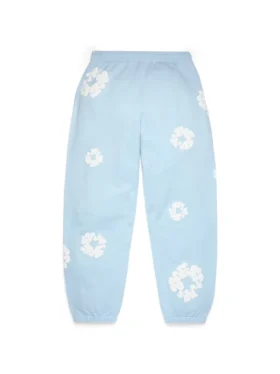 Cotton Wreath Sweatpant met bloemenkrans in poederblauw