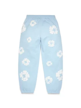 Cotton Wreath Sweatpant met bloemenkrans in poederblauw