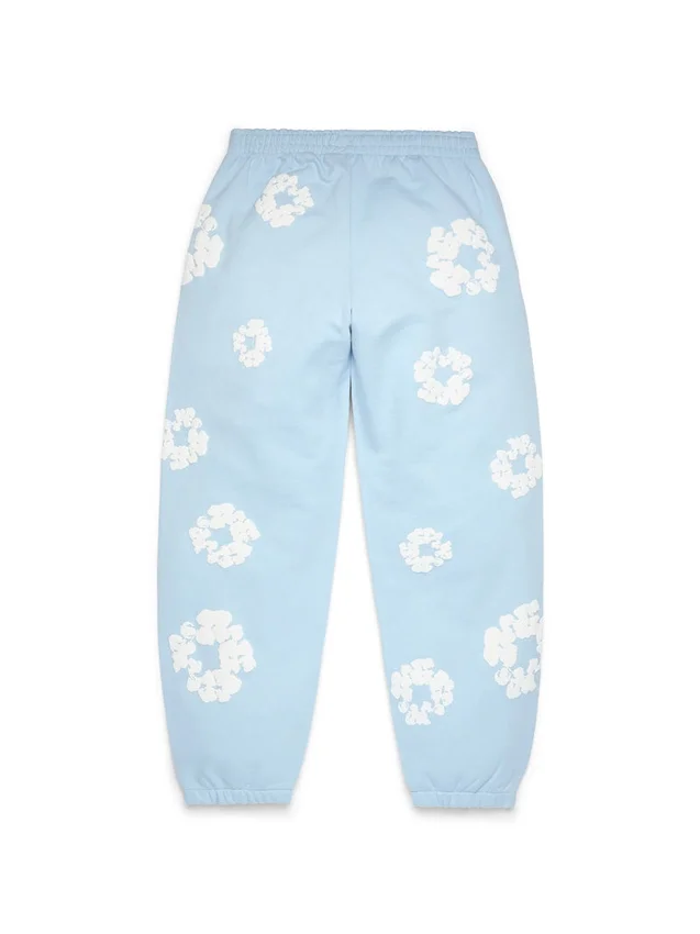 Cotton Wreath Sweatpant met bloemenkrans in poederblauw